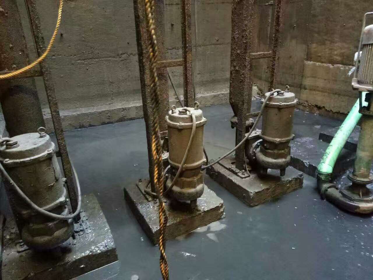 东区污水池清理