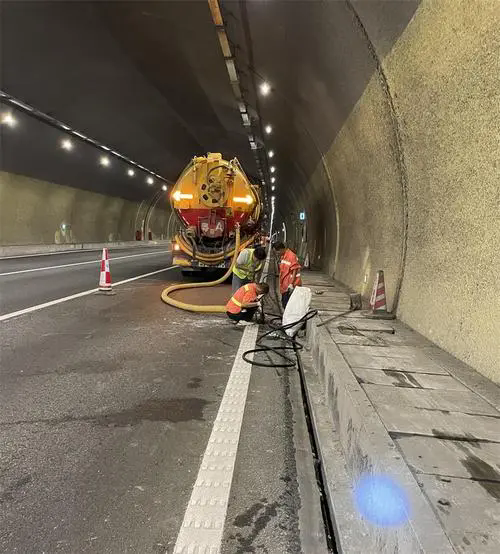 东区隧道排水渠清淤